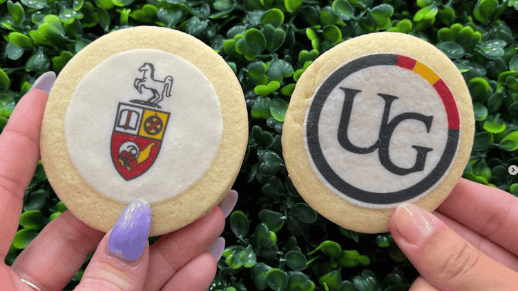 2 pictures of U of G branded cookies