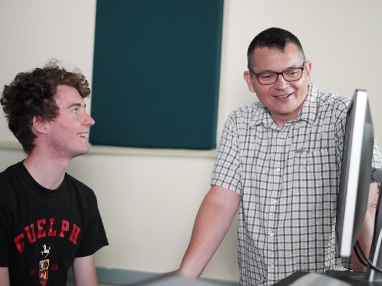 Christian Schultz-Nielsen works with a student in a lab.