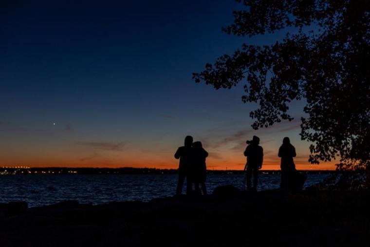 Sunset photo, everyone patiently waited for comet C2023 A3 to appear.